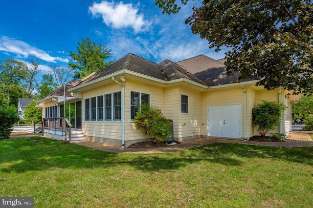 view of front of house featuring roof with shingles and a front lawn