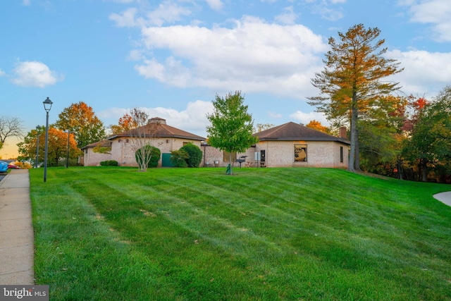 view of front of home featuring a front yard