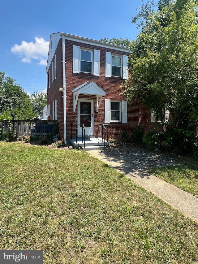 view of front facade with a front lawn