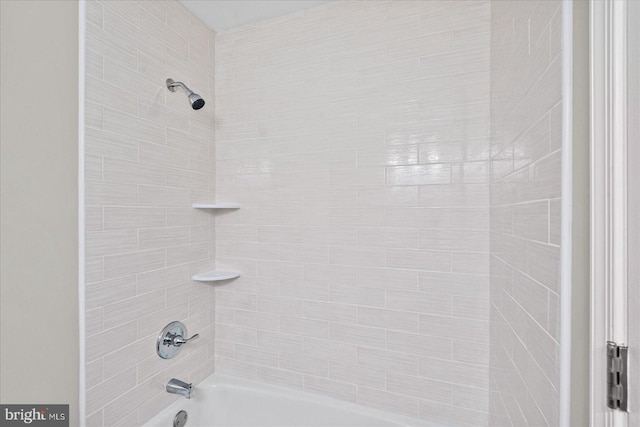 bathroom featuring tiled shower / bath