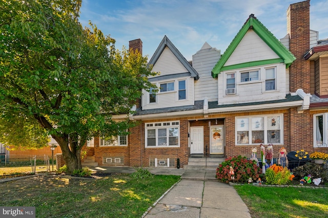 multi unit property featuring a front lawn