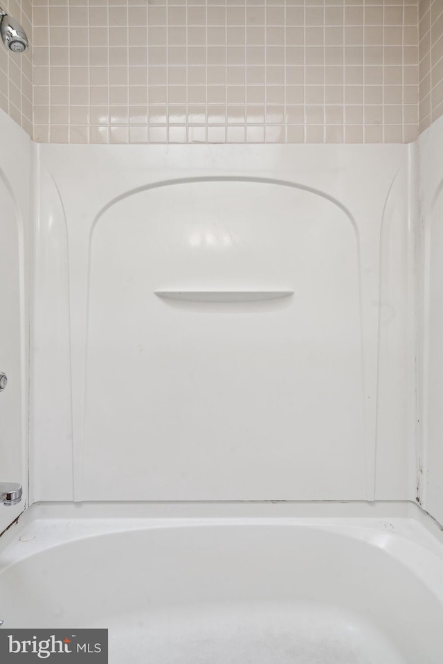 bathroom with washtub / shower combination