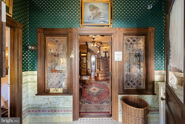 entryway featuring ceiling fan