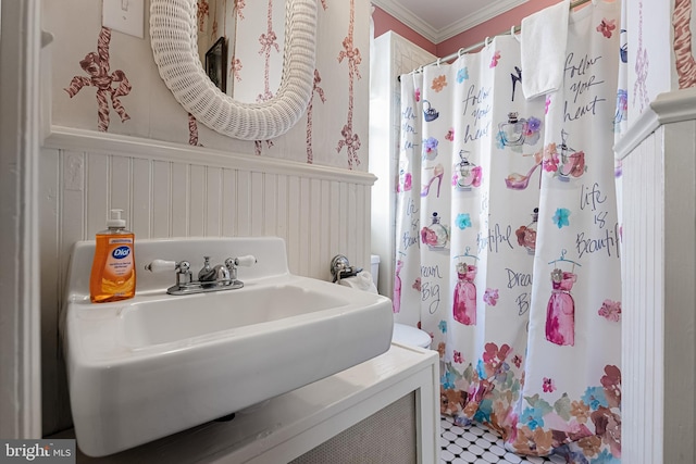 bathroom featuring crown molding, a shower with curtain, and sink