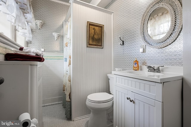 bathroom featuring toilet, a shower with curtain, and vanity