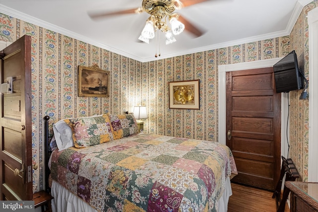 bedroom with crown molding, hardwood / wood-style flooring, and ceiling fan