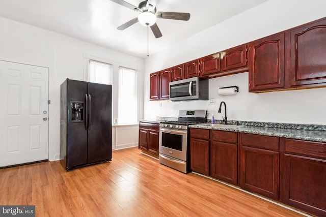 kitchen featuring light hardwood / wood-style flooring, stainless steel appliances, sink, and ceiling fan