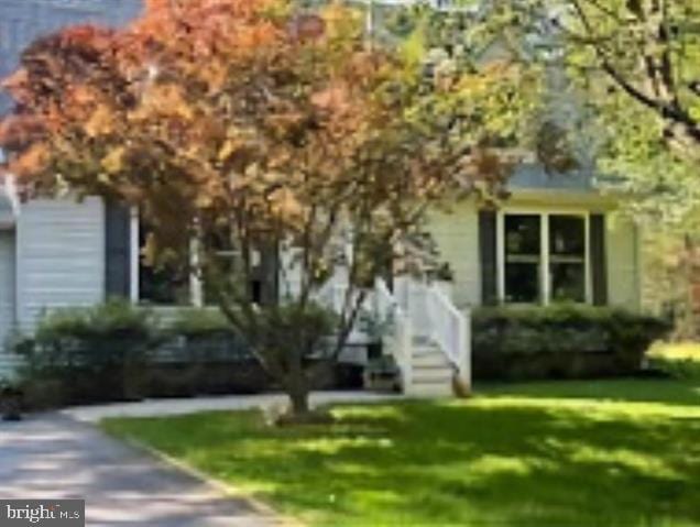 view of front facade with a front lawn