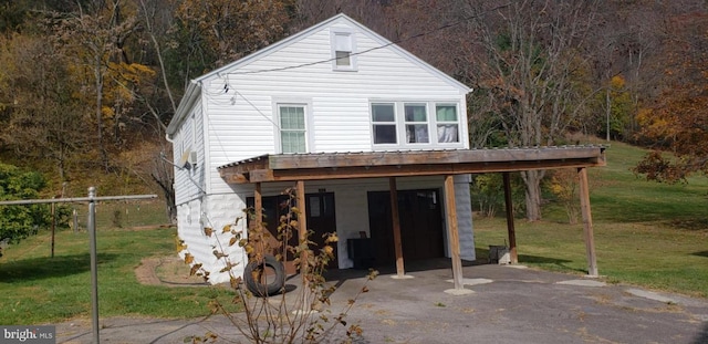 view of front of home with a carport and a front yard