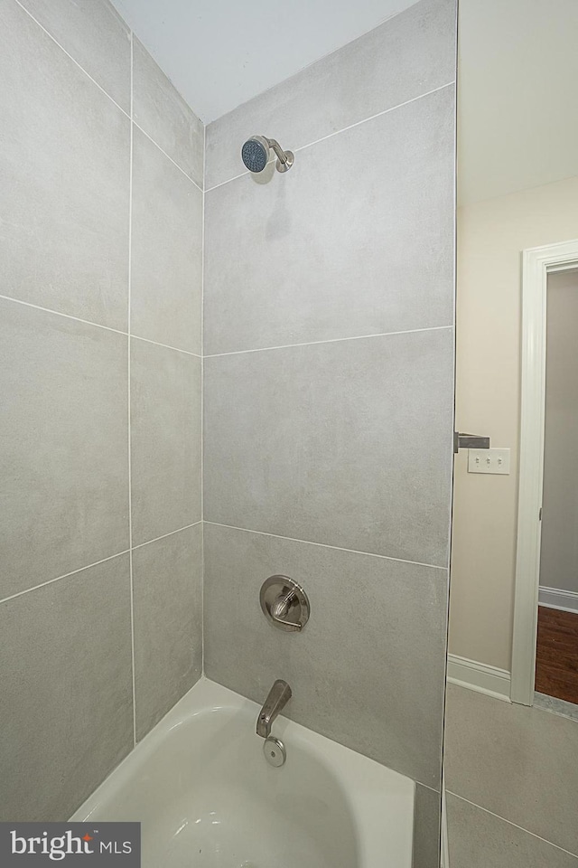 bathroom featuring tiled shower / bath