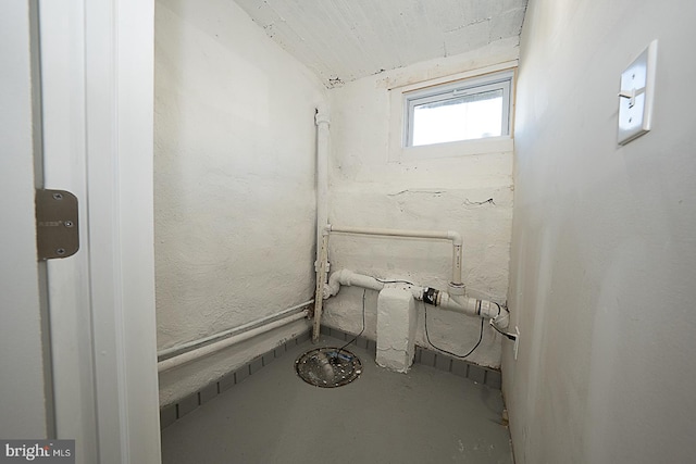 bathroom featuring concrete flooring