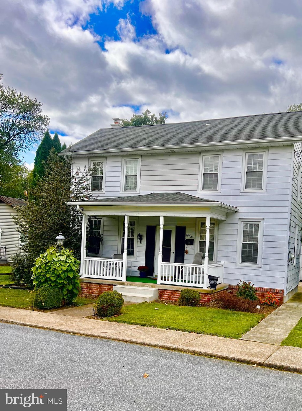 view of front of home featuring covered porch