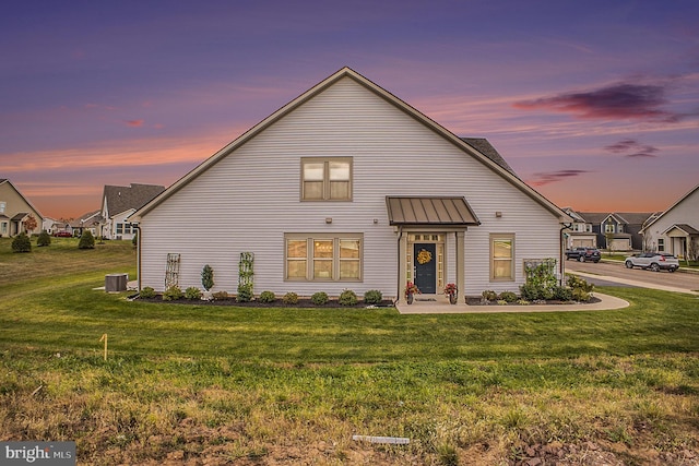 view of front of property featuring a yard