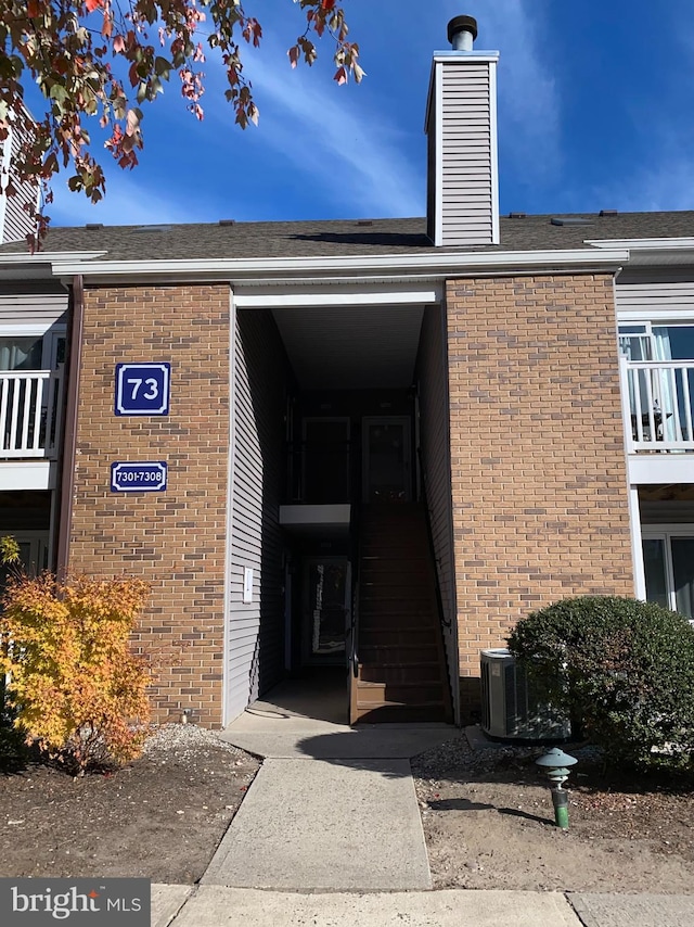 property entrance featuring a balcony