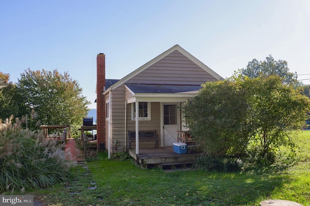 back of house featuring a lawn