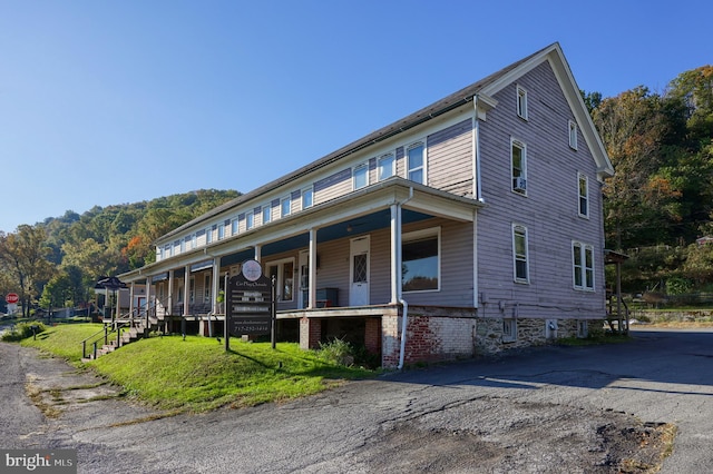 view of front of property featuring a front yard and covered porch