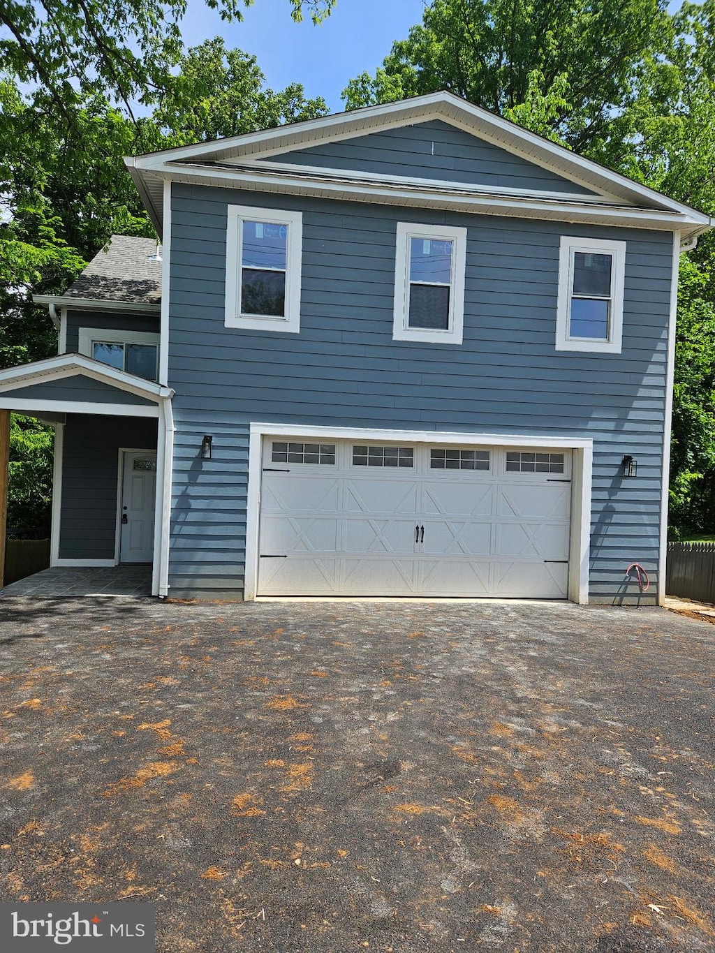 view of front facade featuring asphalt driveway