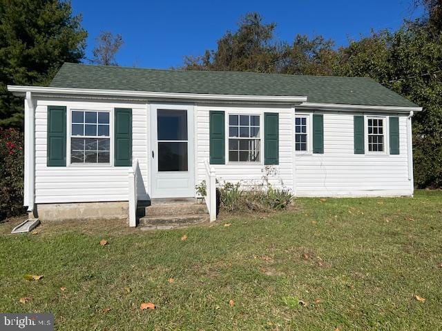 view of front of house featuring a front yard