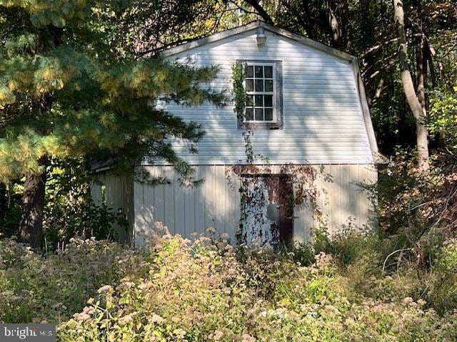 view of side of home featuring an outdoor structure