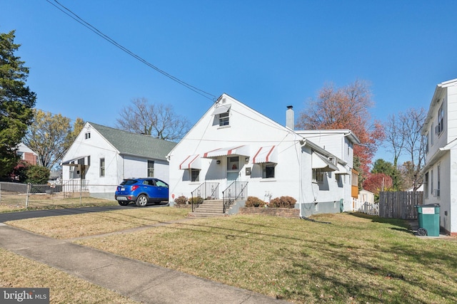 view of front of property with a front yard