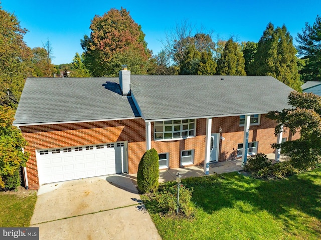 view of front of home featuring a front lawn and a garage