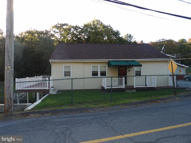 view of front facade with a front lawn