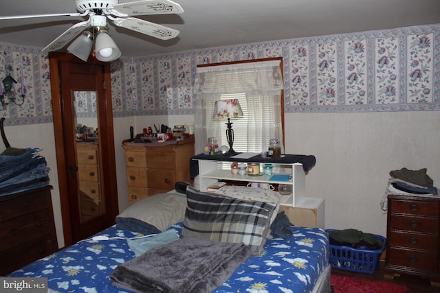 bedroom with ceiling fan