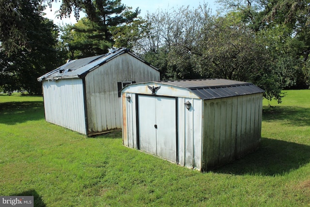 view of outdoor structure featuring a yard