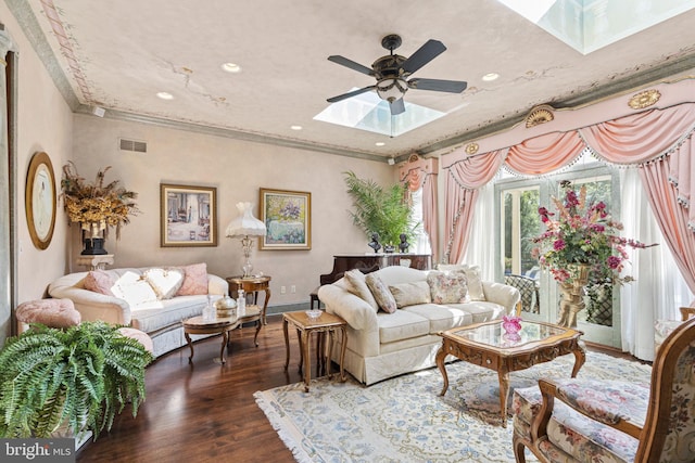 living area with visible vents, ceiling fan, recessed lighting, dark wood finished floors, and a skylight