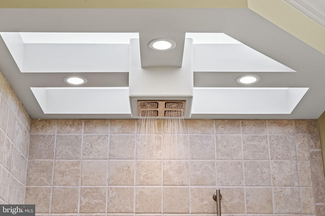 room details featuring a skylight