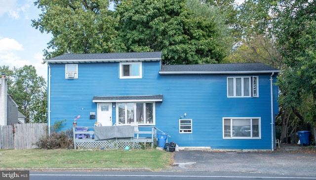 view of front facade featuring a front lawn