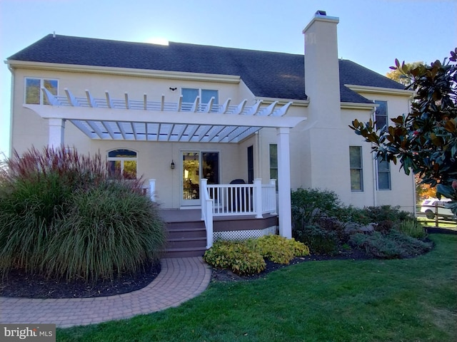 view of front of house featuring a front yard and a pergola