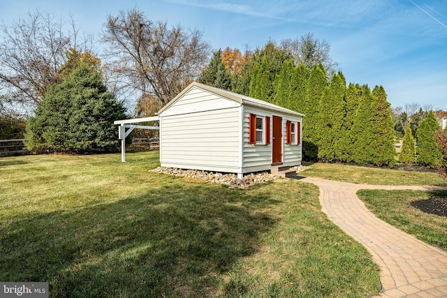 view of yard featuring an outdoor structure