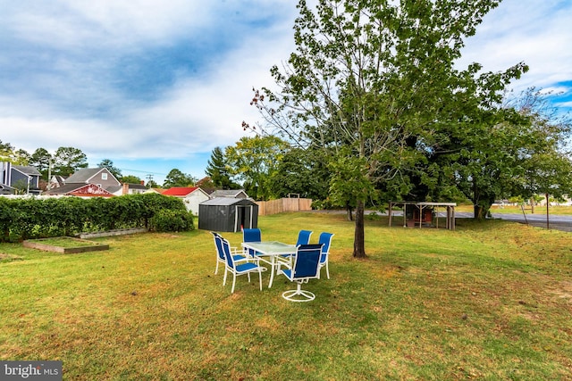 view of yard featuring a storage shed