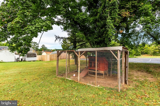 view of yard featuring an outdoor structure