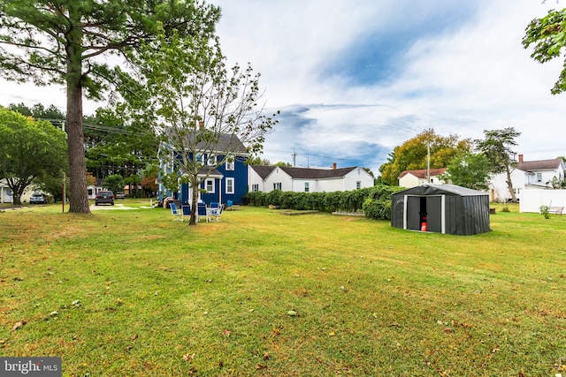 view of yard with a storage unit