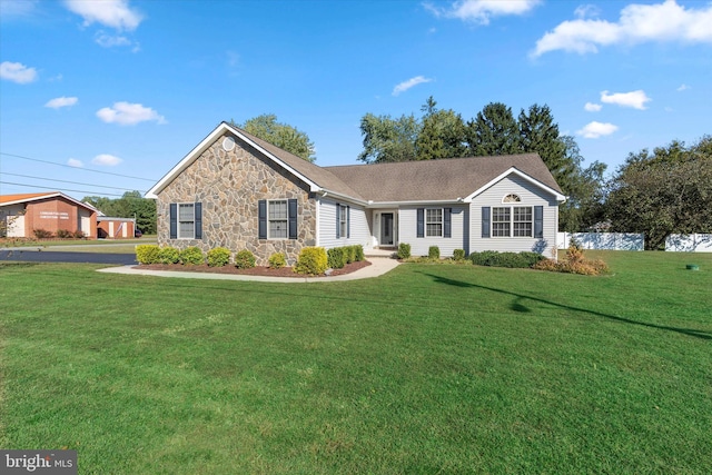 ranch-style home featuring a front lawn