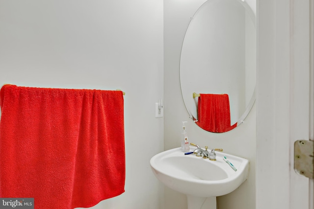 bathroom featuring sink