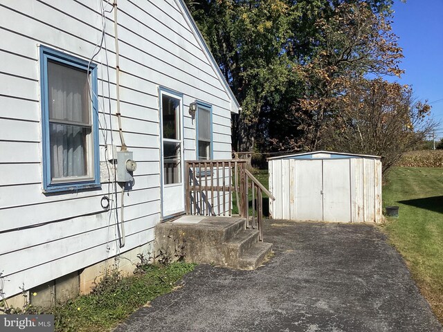 17604 Woodlawn Dr, Hagerstown, MD 21740 - view of side of home with an outdoor structure and a storage shed