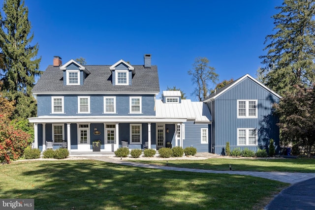 view of front of property featuring a front yard and covered porch