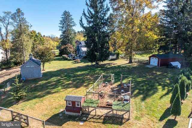 view of yard with a storage unit