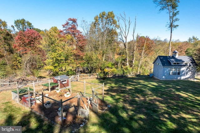 view of yard featuring an outbuilding