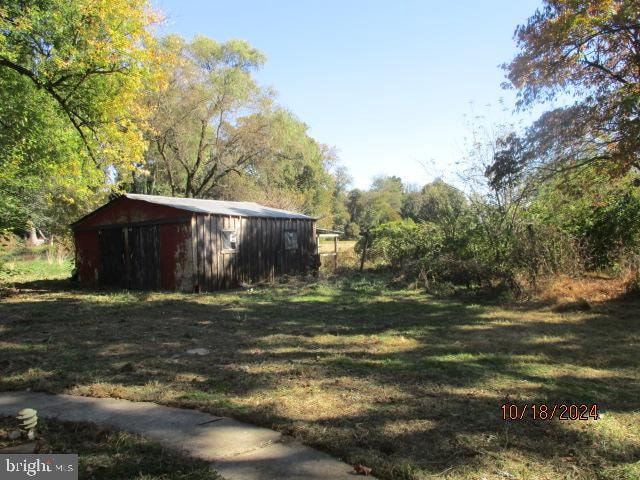 view of yard featuring an outbuilding