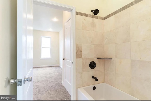 bathroom featuring tiled shower / bath