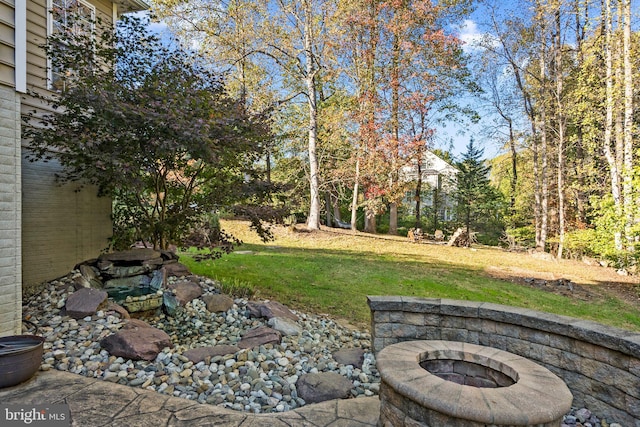 view of yard featuring a fire pit