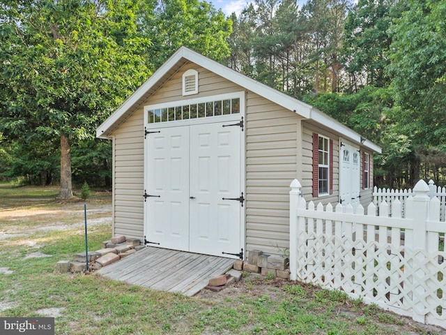 view of outdoor structure featuring a yard