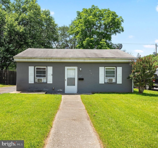 408 Bethune Dr, Wilmington, DE 19801 - bungalow featuring cooling unit, a front yard, and fence