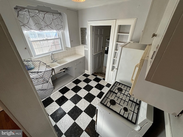 bathroom featuring tasteful backsplash and sink