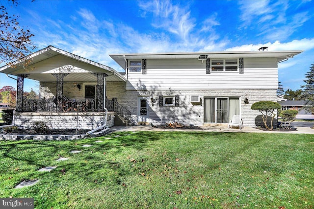 333 W Arch St, Frackville, PA 17931 - back of property featuring a yard and covered porch