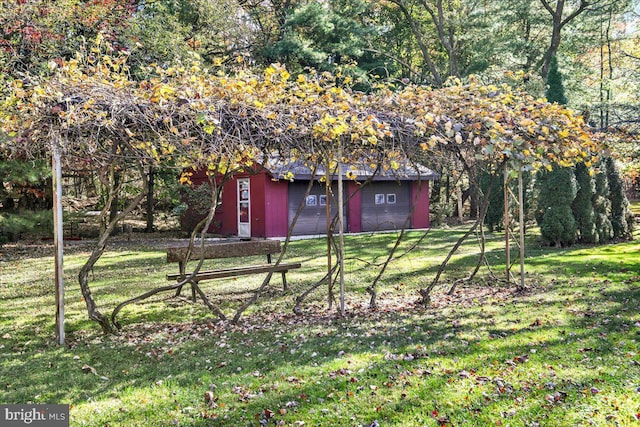 333 W Arch St, Frackville, PA 17931 - view of yard featuring an outdoor structure and a garage
